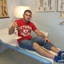 Хабиб Нурмагомедов ложится на операцию и выбывает до конца года Хабиб Нурмагомедов ложится на операцию и выбывает до конца года