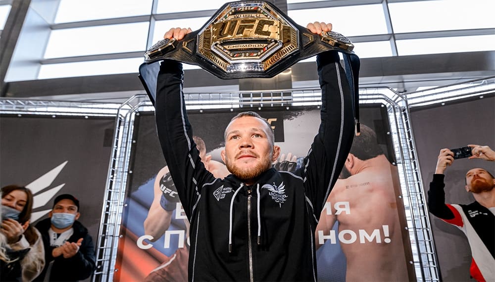 Петр Ян вернул домой чемпионский пояс UFC