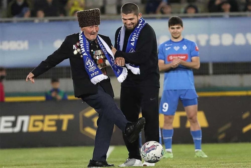 Хабиб Нурмагомедов открыл футбольный матч со столетним ветераном