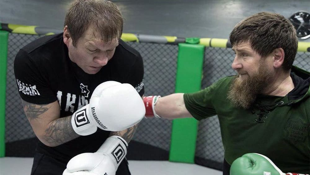 Александр Емельяненко показал, как его бил Рамзан Кадыров
