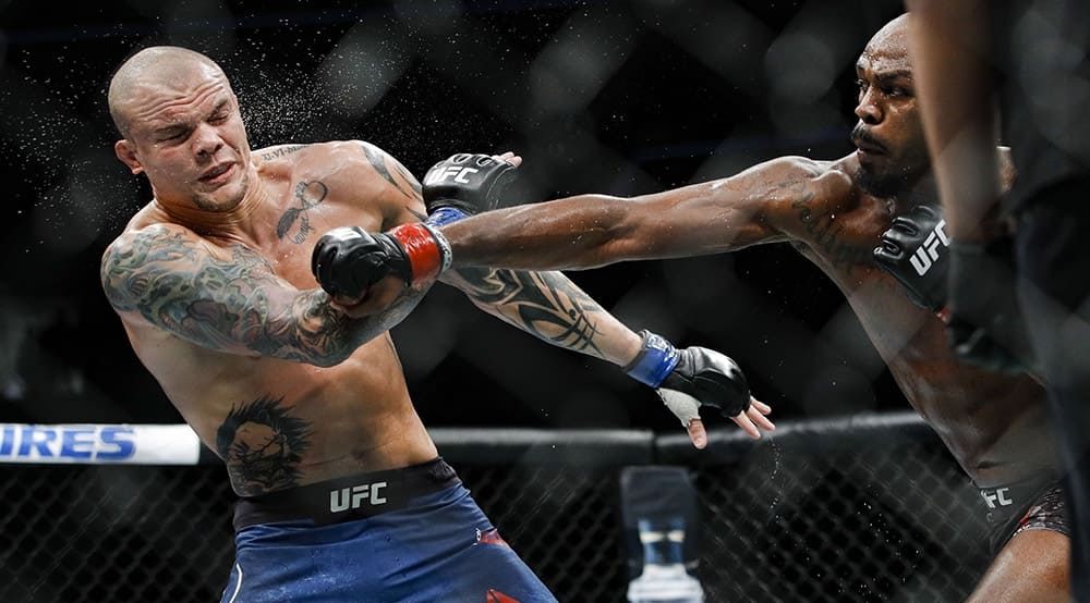 UFC 235: лучшие моменты в замедленной съемке