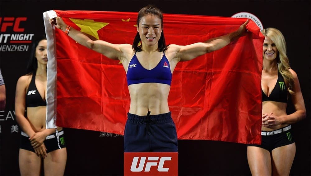 Чемпионка UFC переживает из-за силиконовой груди соперницы