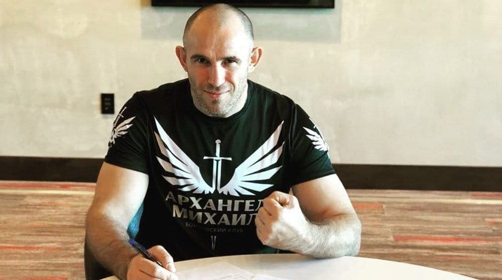 Алексей Олейник подписал новый контракт с UFC