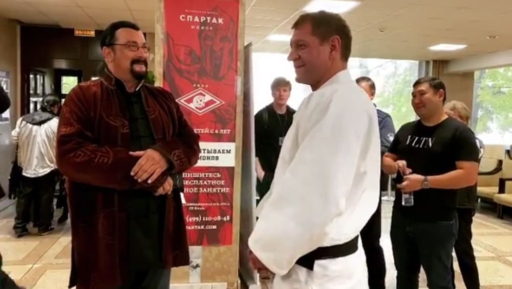 Александр Емельяненко познакомился со Стивеном Сигалом и провел с ним тренировку