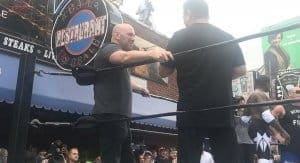 Дана Уайт и Мэтт Серра приняли участие в рестлерском матче