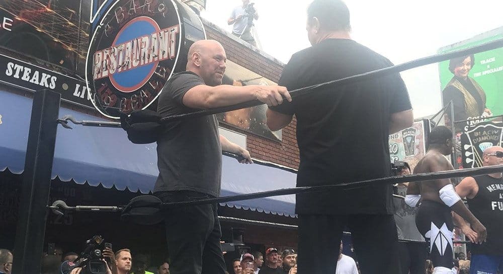 Дана Уайт и Мэтт Серра приняли участие в рестлерском матче