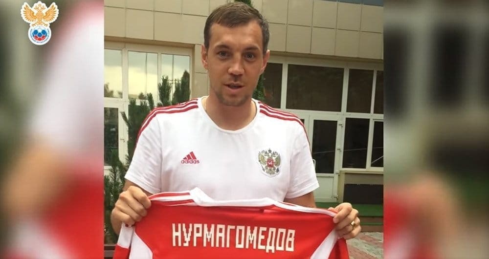 Артем Дзюба подарил футболку и пожелал удачи Хабибу Нурмагомедову