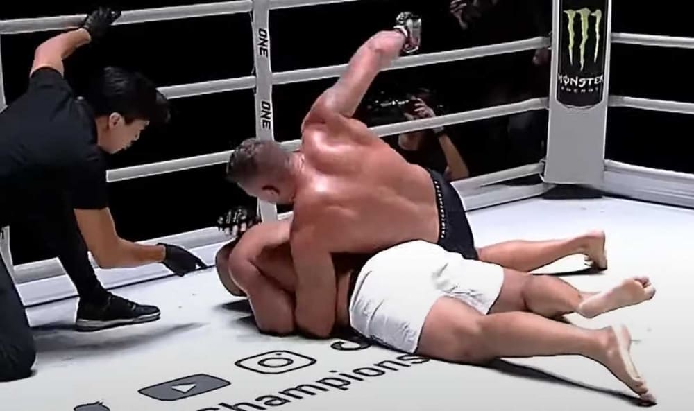 Анатолий Малыхин нокаутировал Аржана Буллара в бою за титул ONE Championship