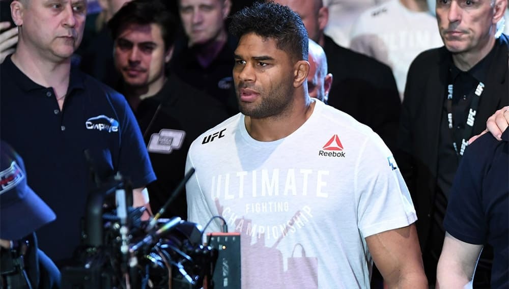 Алистар Оверим показал швы на губе после пластической операции