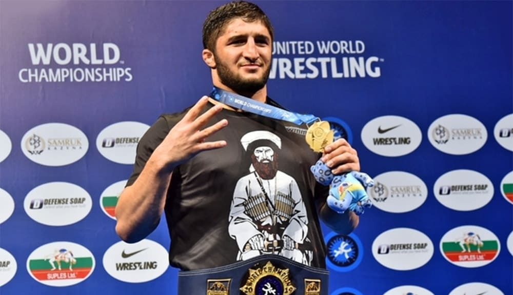 Российский борец дисквалифицирован за футболку с Имамом Шамилем