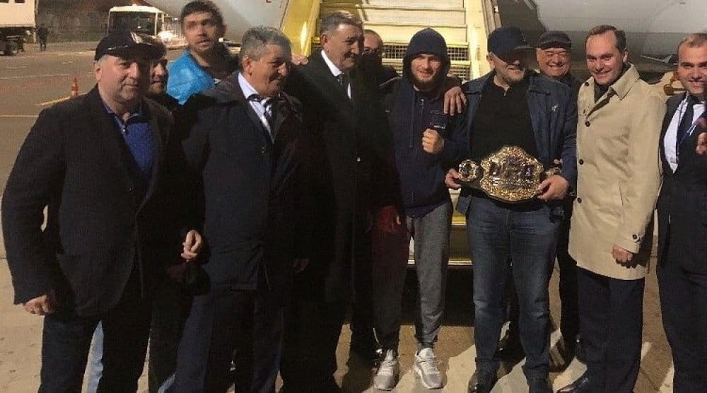 Хабиб Нурмагомедов вернулся на родину с чемпионским поясом UFC