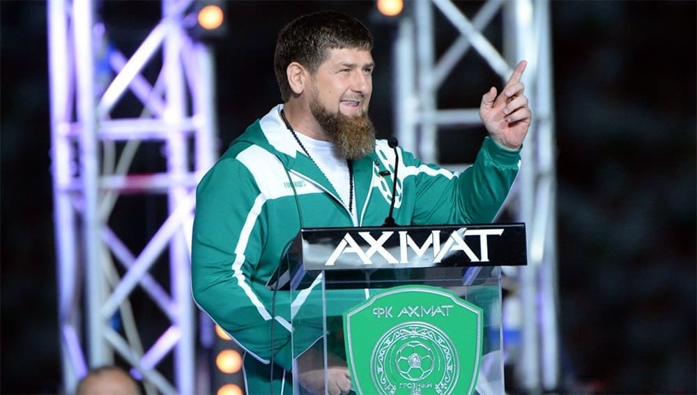Рамзан Кадыров предложил угадать бойца в образе боксирующего Деда Мороза
