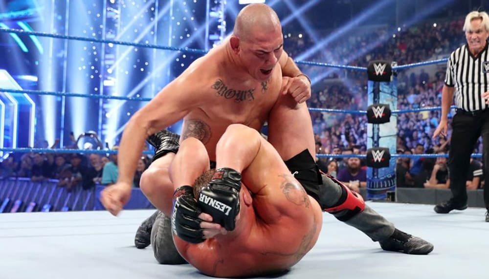 Кейн Веласкес напал на Брока Леснара, заставив бежать чемпиона WWE