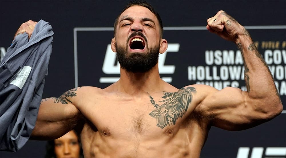 Боец UFC нокаутировал человека на улице