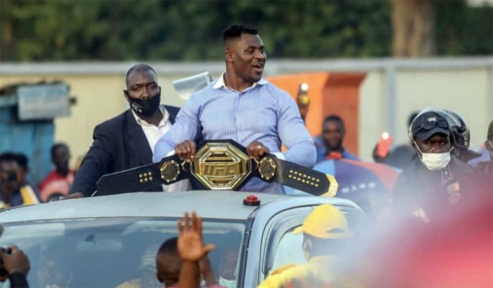 Фрэнсис Нганну привез чемпионский пояс UFC в Камерун