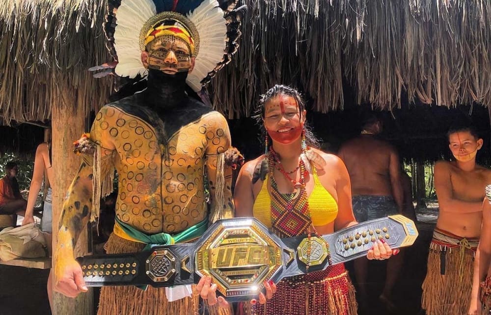 Чемпион UFC Алекс Перейра привез пояс в свое племя