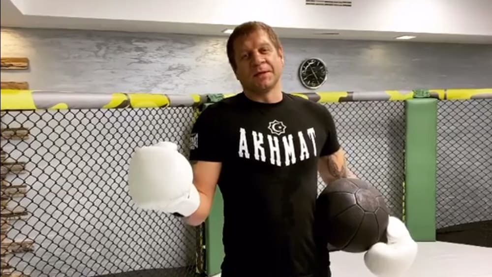 Александр Емельяненко показал, как будет бить Магу Исмаилова
