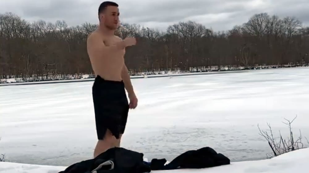 Боец UFC нырнул в прорубь и оказался в больнице