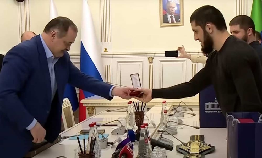 Ислам Махачев получил медаль за победу над Алексом Волкановски