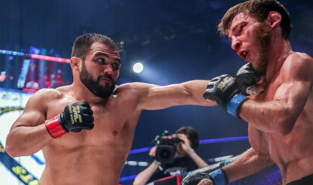 Бой марифа. Нариман Аббасов AMC Fight Nights. Мариф Пираев Нариман Аббасов. Мариф Пираев Нариман Аббасов бой. Мариф Пираев ММА.