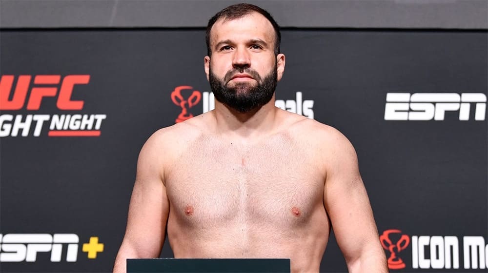 Дебютный бой Азамата Мурзаканова в UFC снова отменен