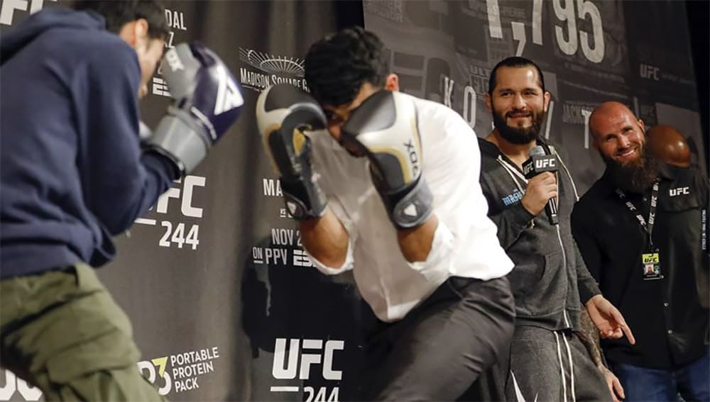 Фанаты UFC подрались на открытой тренировке