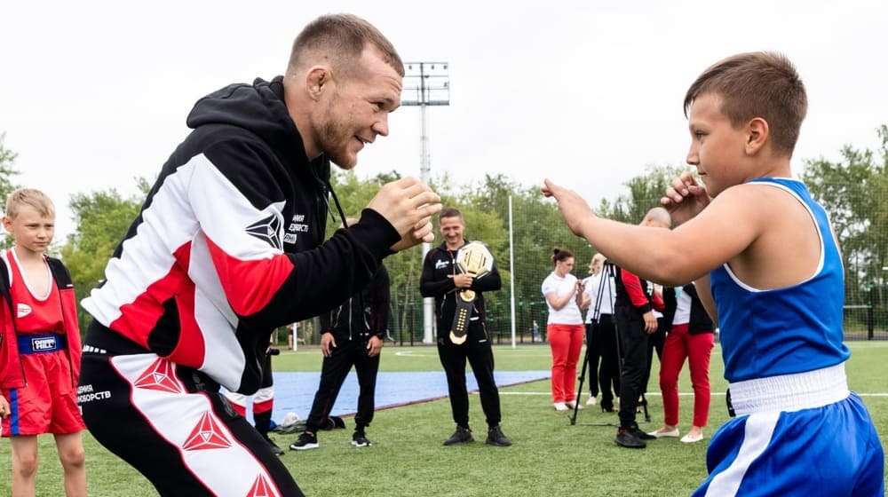 Чемпион UFC Петр Ян научил детей коронным комбинациям