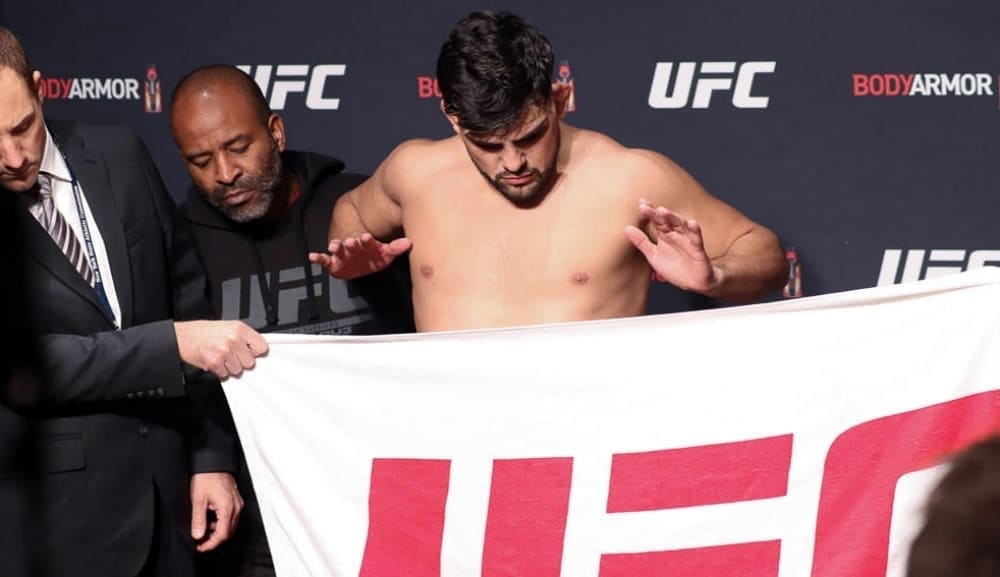 Боец UFC и его тренер наказаны за жульничество на взвешивании