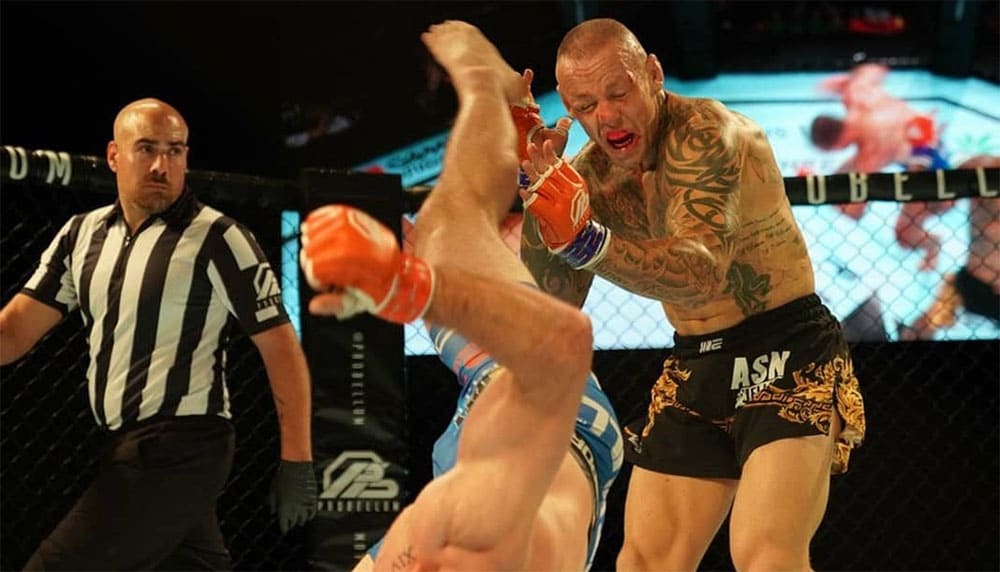 Ветеран UFC нокаутирован редчайшим ударом ногой с разворота
