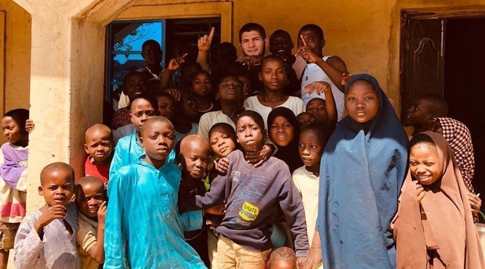 Хабиб Нурмагомедов посетил Нигерию с благотворительной миссией