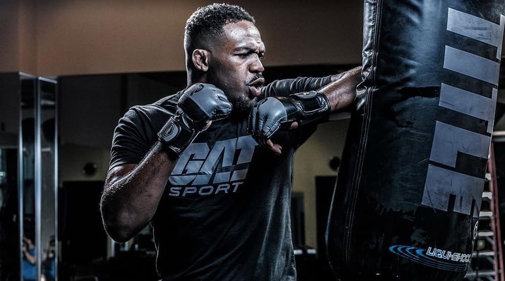 Джон Джонс ответил Тиаго Сантосу