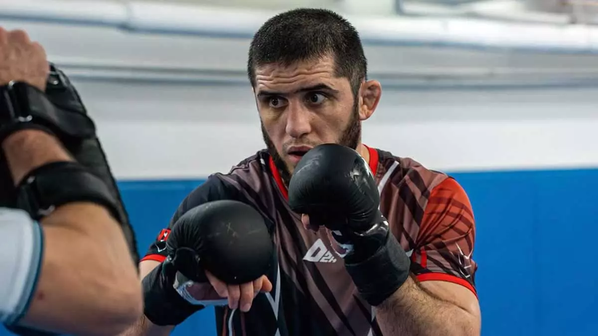 Ислам Махачев