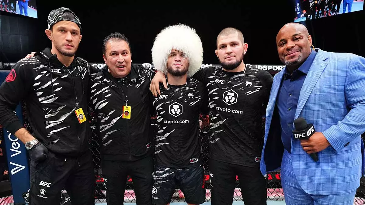 Умар Нурмагомедов с командой на UFC 321