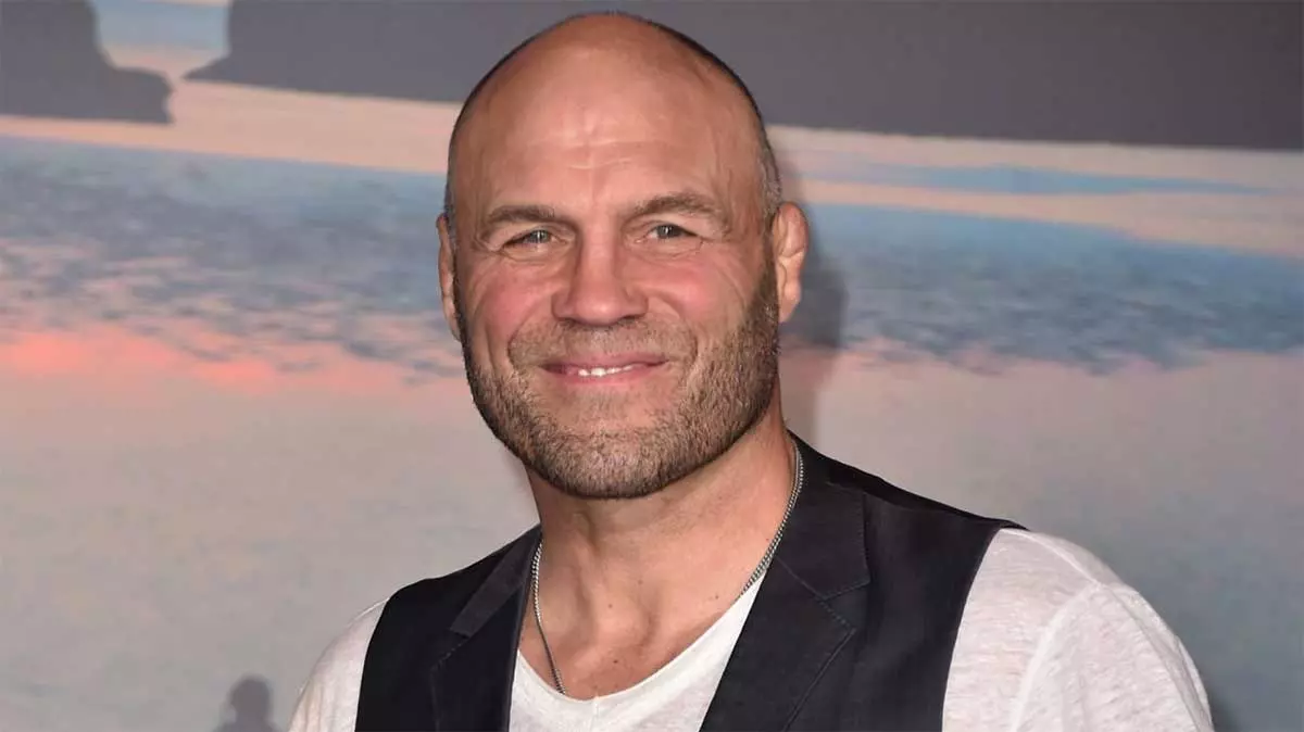 Легенда UFC Рэнди Кутюр попал в аварию на гонках